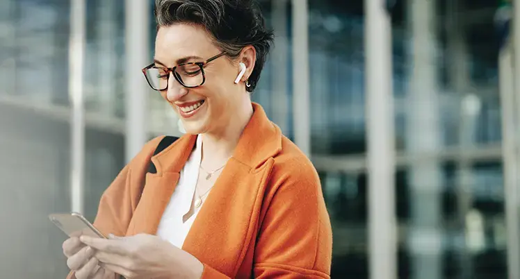 Person som använder mobiltelefon utomhus på resa