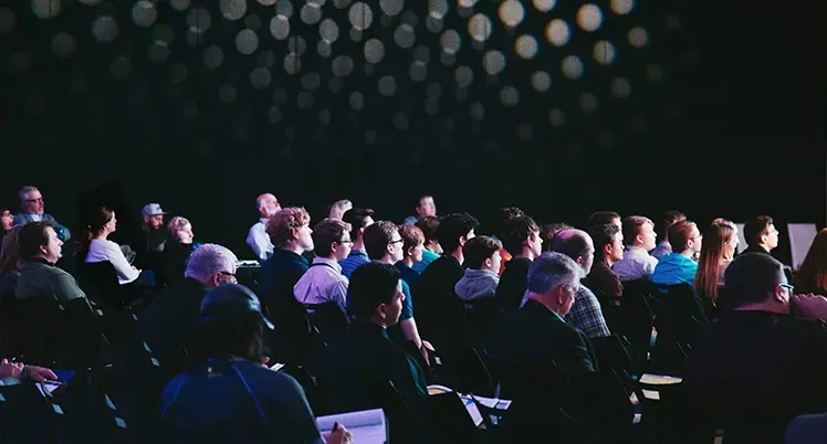 Deltagare som lyssnar under en konferens eller ett event