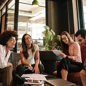 Grupp som arbetar tillsammans under ett möte i kontorsmiljö